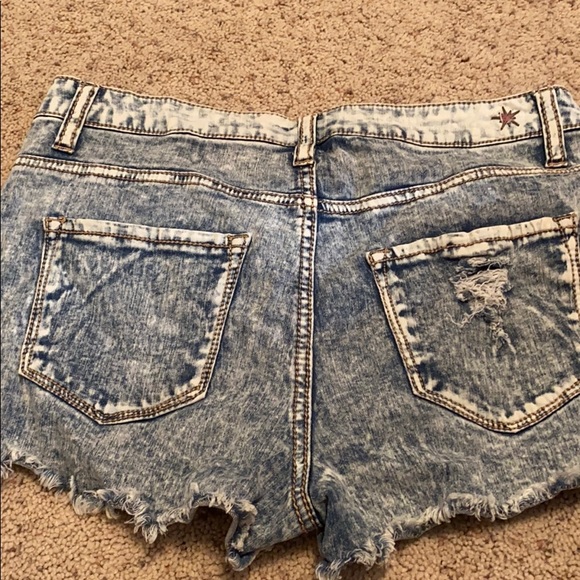 Highly distressed jean shorts - Picture 6 of 8